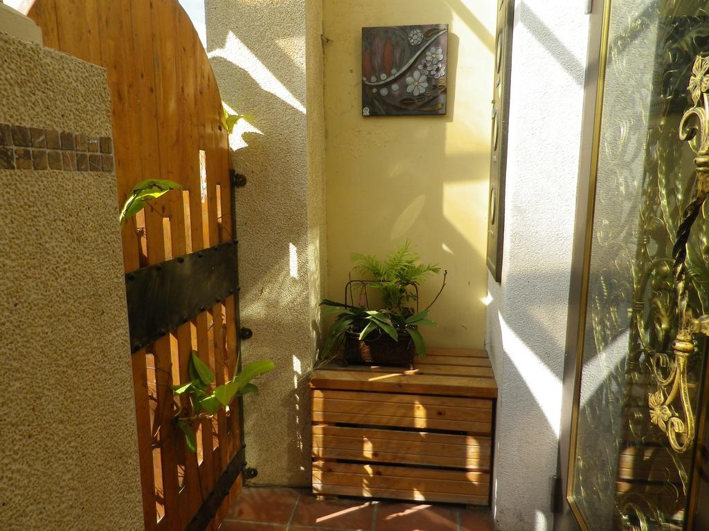 Alongs Garden Bed & Breakfast Hengchun Exterior photo