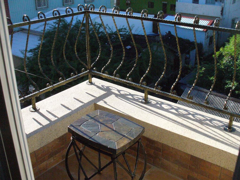 Alongs Garden Bed & Breakfast Hengchun Exterior photo