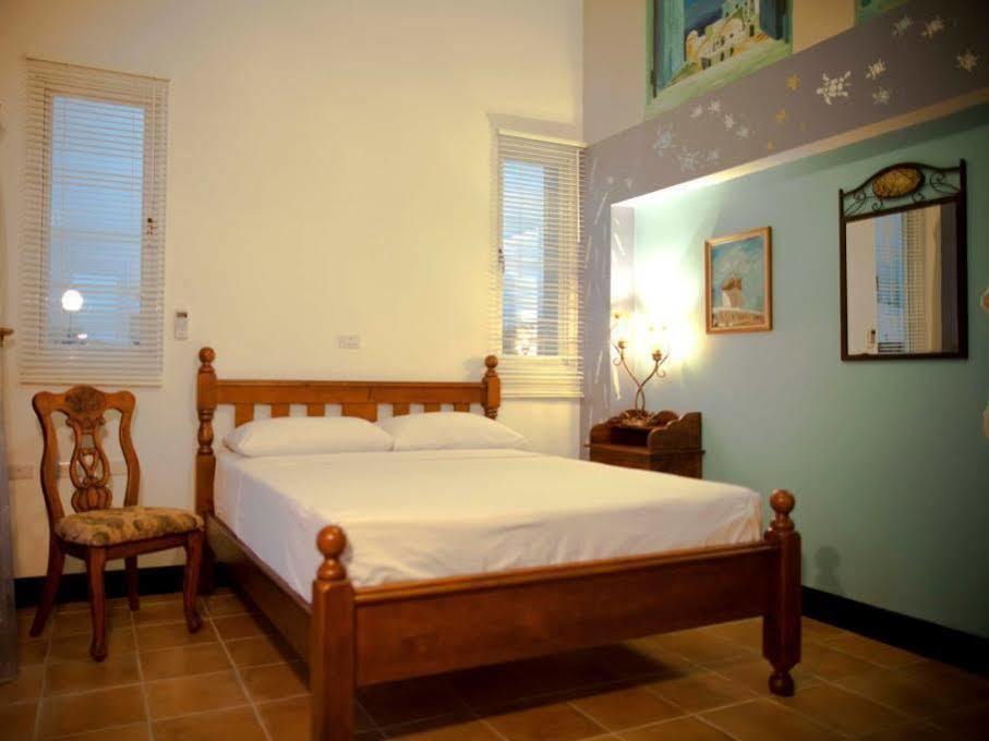 Alongs Garden Bed & Breakfast Hengchun Exterior photo